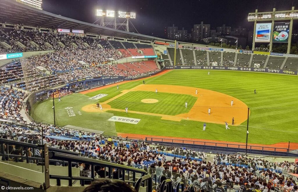 Immersive Innovation: The Gangnam Baseball Stadium Shirt Room Magic Mirror