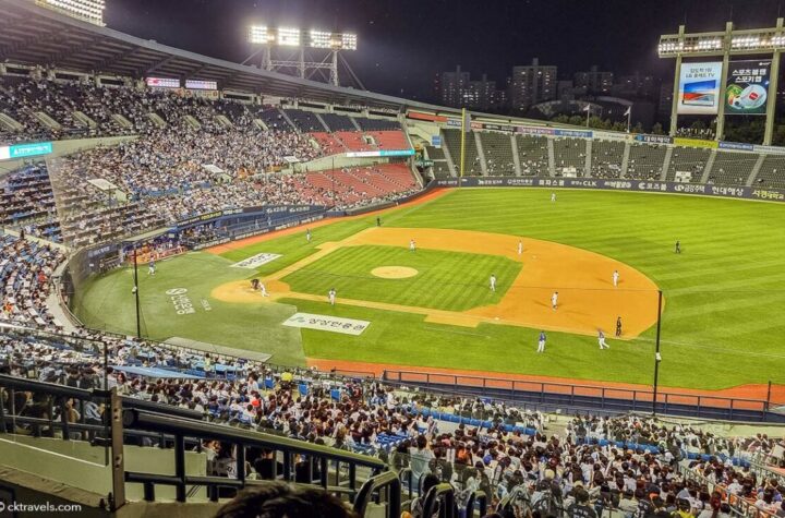 Immersive Innovation: The Gangnam Baseball Stadium Shirt Room Magic Mirror