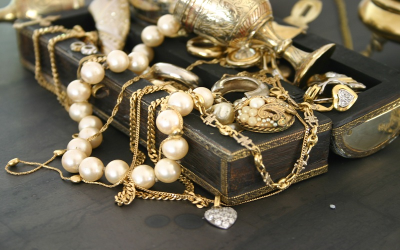 Understanding the Distinctions Between Classic and Vintage Jewelry